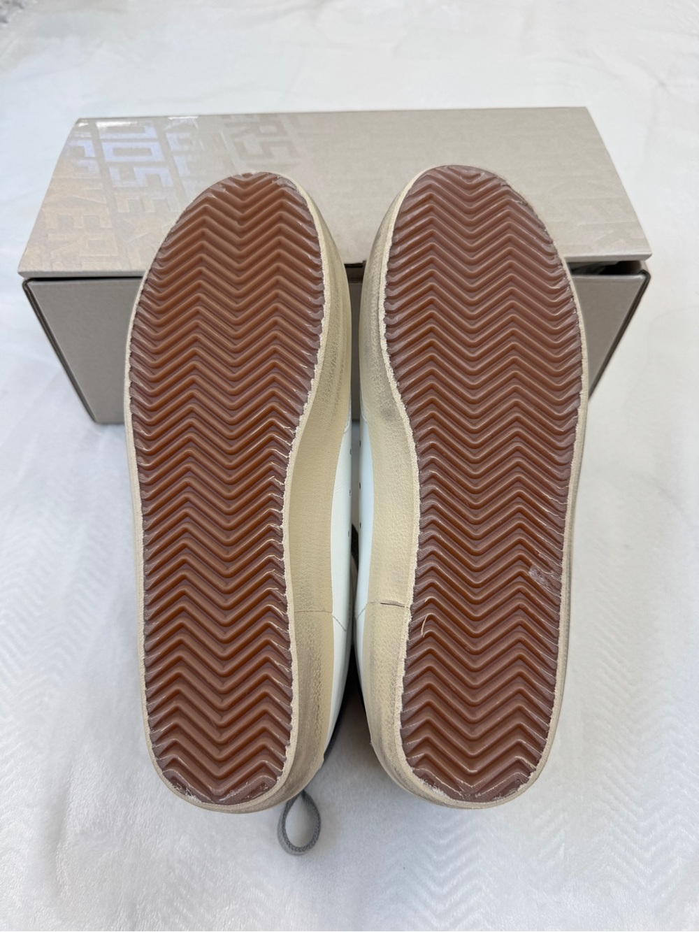 NEW Golden Goose Classic Sneaker - Picture 7 of 9